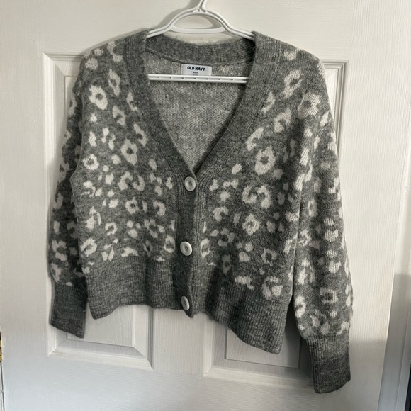 Cozy Leopard-Print V-Neck Cardigan Sweater - Picture 3 of 6
